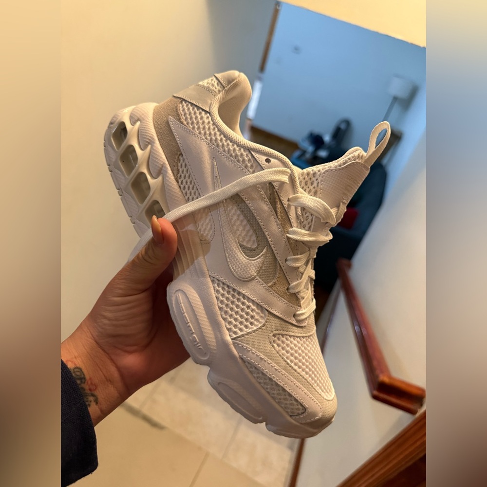 new white nike tennis shoes